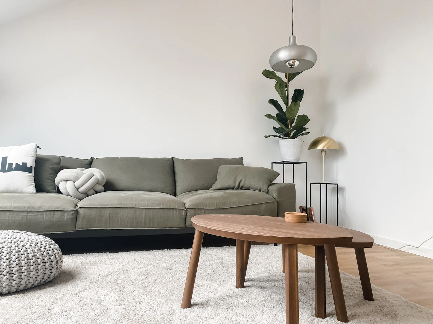 Rincón de salón con materiales naturales y madera