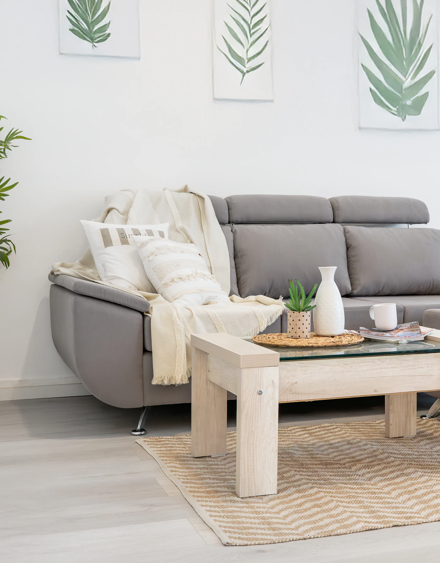 Un salón luminoso con sofá, mesa de madera y detalles naturales